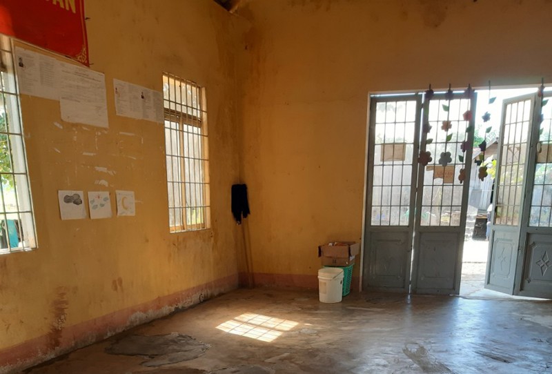 (Although it does not rain, the temporary classroom is often filled with water)